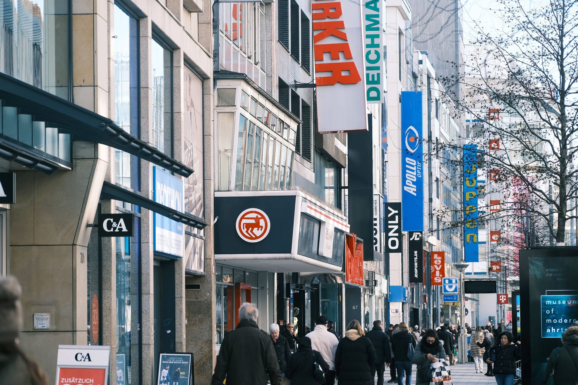 Fußgängerzone in Düsseldorf (Symbolfoto): Auch Beschäftigte im Einzelhandel und anderen Branchen sind von größeren Insolvenzen betroffen. Fußgängerzone in Düsseldorf (Symbolfoto): Auch Beschäftigte im Einzelhandel und anderen Branchen sind von größeren Insolvenzen betroffen.