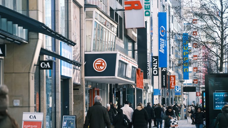 Fußgängerzone in Düsseldorf (Symbolfoto): Auch Beschäftigte im Einzelhandel und anderen Branchen sind von größeren Insolvenzen betroffen.