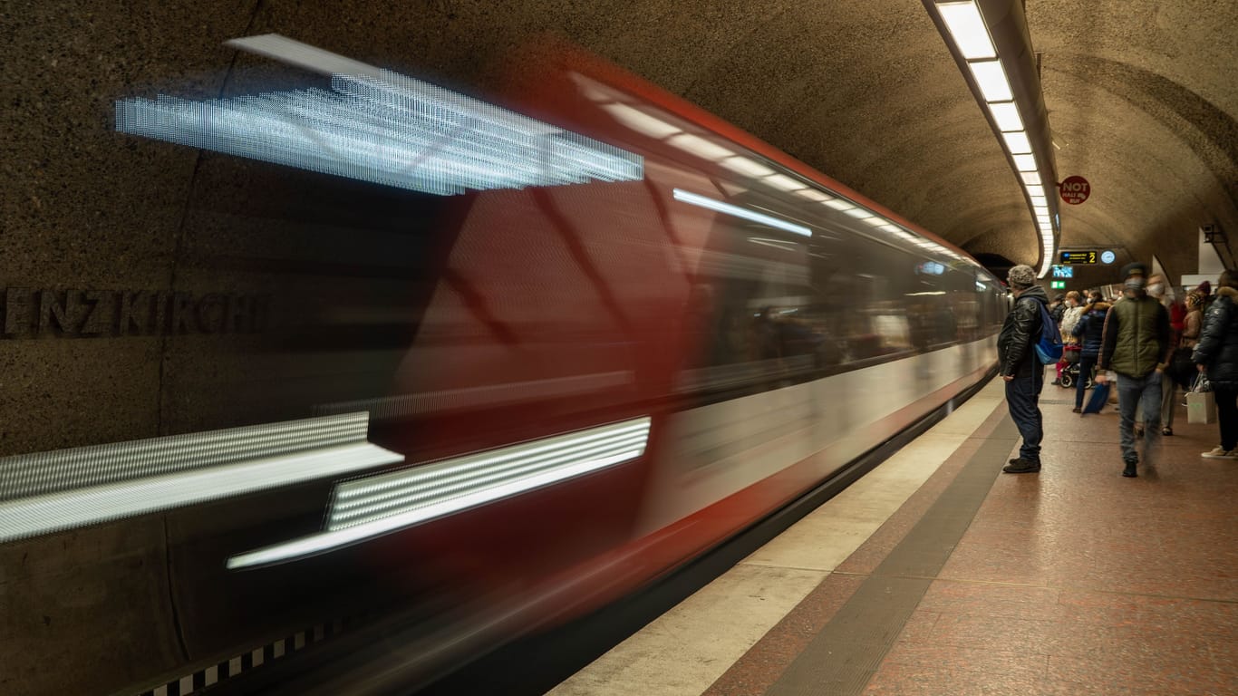 U-Bahn in Nürnberg: Der öffentliche Verkehr kommt am Montag zum Erliegen.