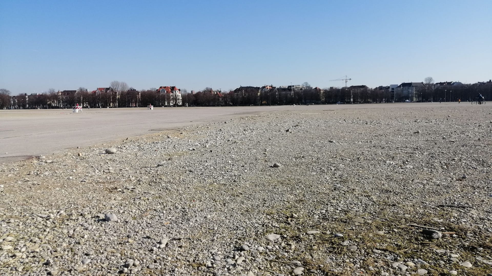 Geröll und Apshalt dort, wo im Herbst das Oktoberfest steht: Die Theresienwiese in München.