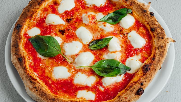 Eine Pizza Margherita neapolitanischer Art: Traditionelle Pizzen liegen im Trend.