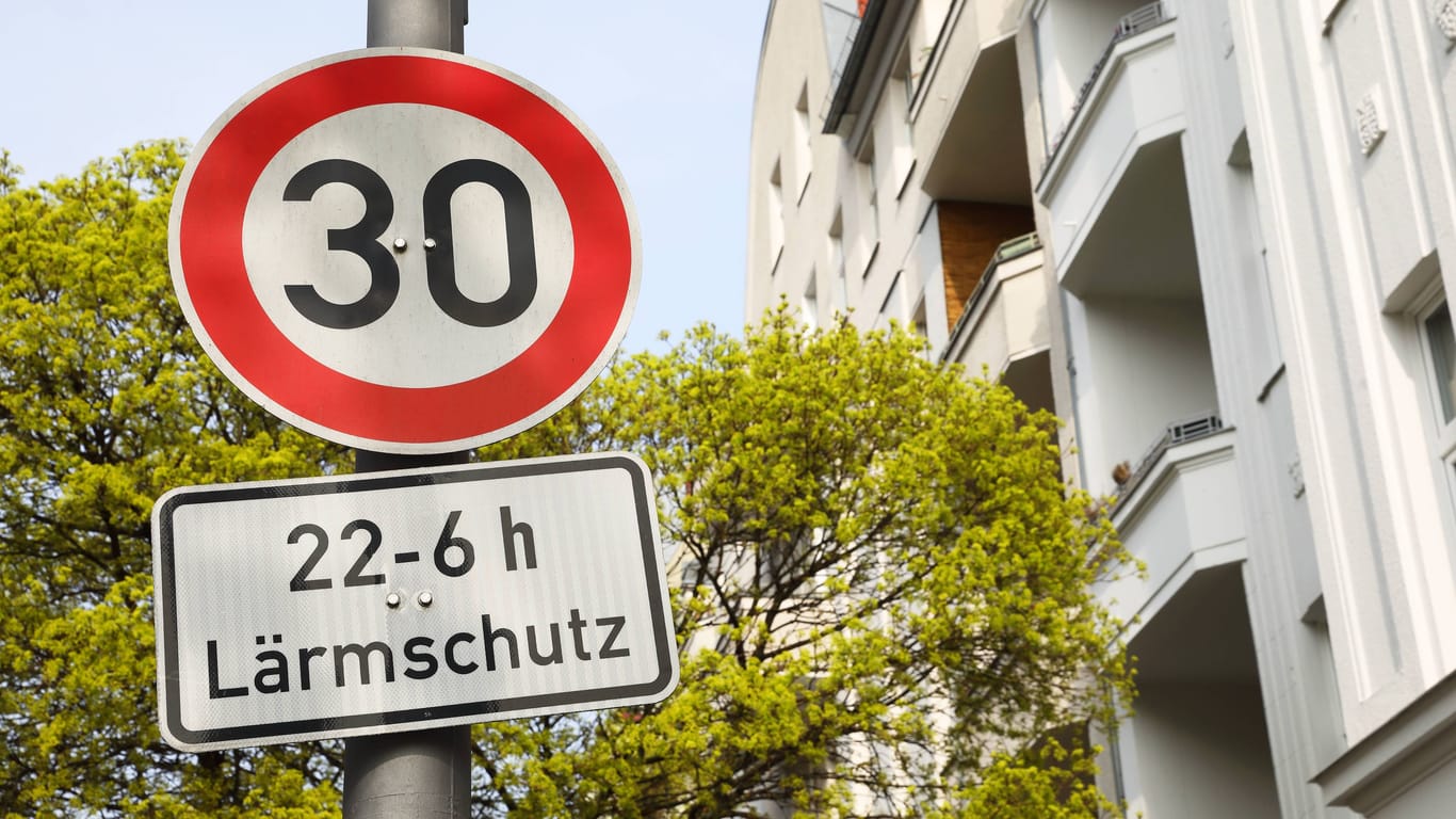Tempo 30 (Archivbild): Aktivisten von "Extinction Rebellion" haben Straßenschilder manipuliert. Tempo 30 (Archivbild): Aktivisten von "Extinction Rebellion" haben Straßenschilder manipuliert.