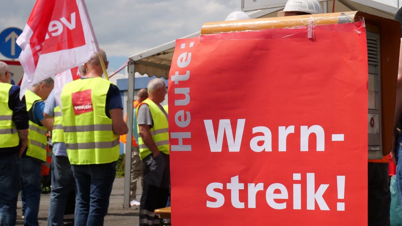 "Heute Warnstreik" steht auf einem Plakat: Die Gewerkschaft Verdi ruft am Donnerstag zu Warnstreik im öffentlichen Nahverkehr in verschiedenen Regionen in Niedersachsen auf,