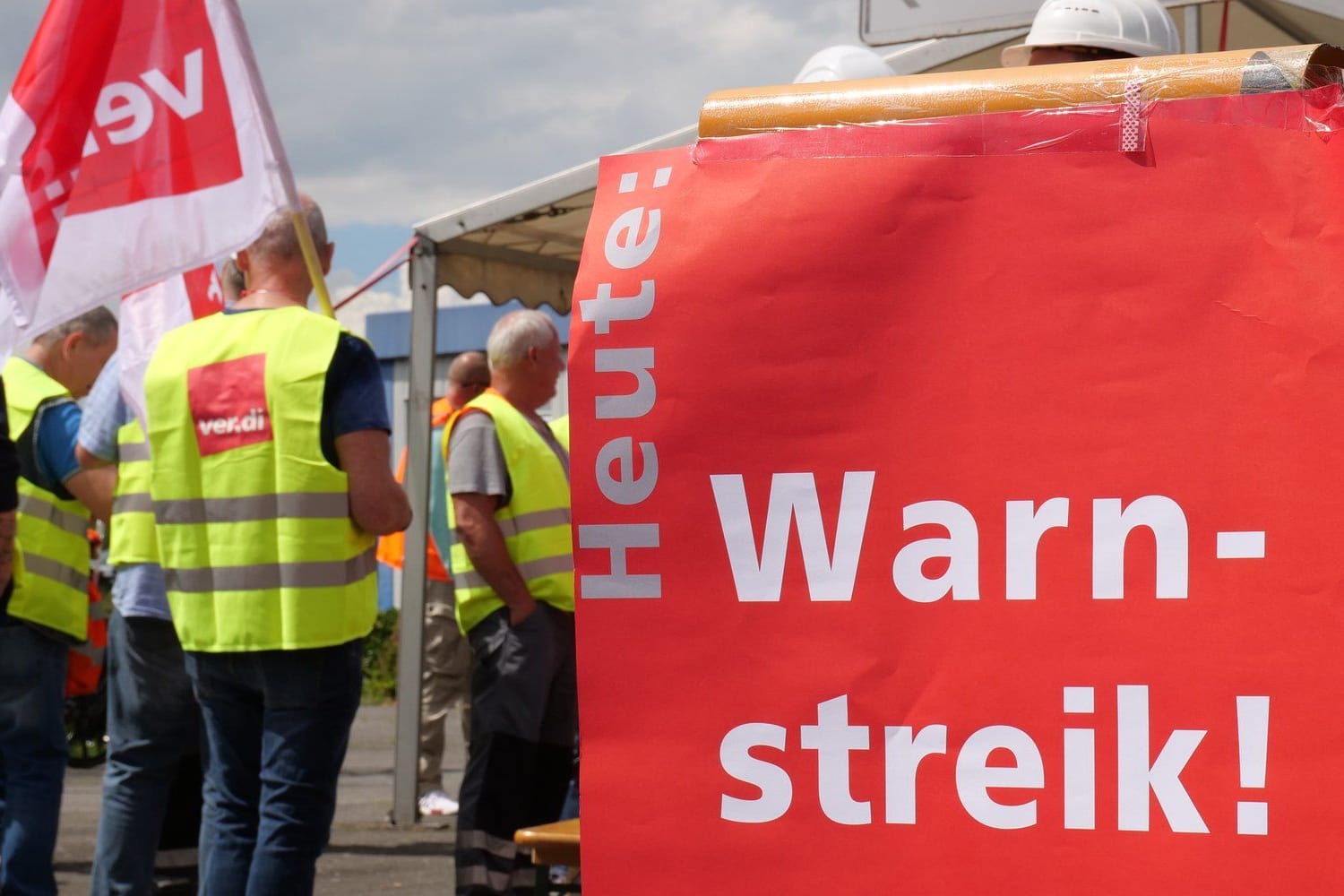 "Heute Warnstreik" steht auf einem Plakat: Die Gewerkschaft Verdi ruft am Donnerstag zu Warnstreik im öffentlichen Nahverkehr in verschiedenen Regionen in Niedersachsen auf,