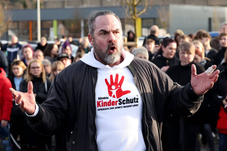 Carsten Stahl bei einer Mahnwache in Freudenberg.