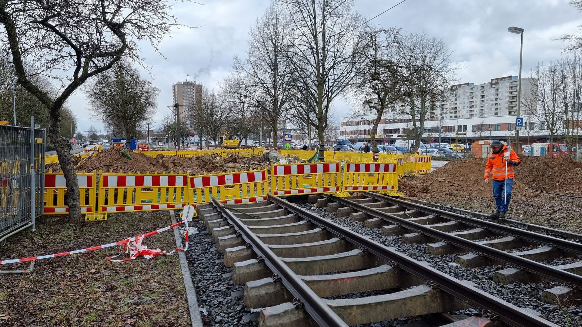 Das beschädigte Gleisbett der Straßenbahnlinie an der Erich-Panitz-Straße: Hier wurde eine von insgesamt drei gefundenen Fliegerbomben kontrolliert gesprengt.