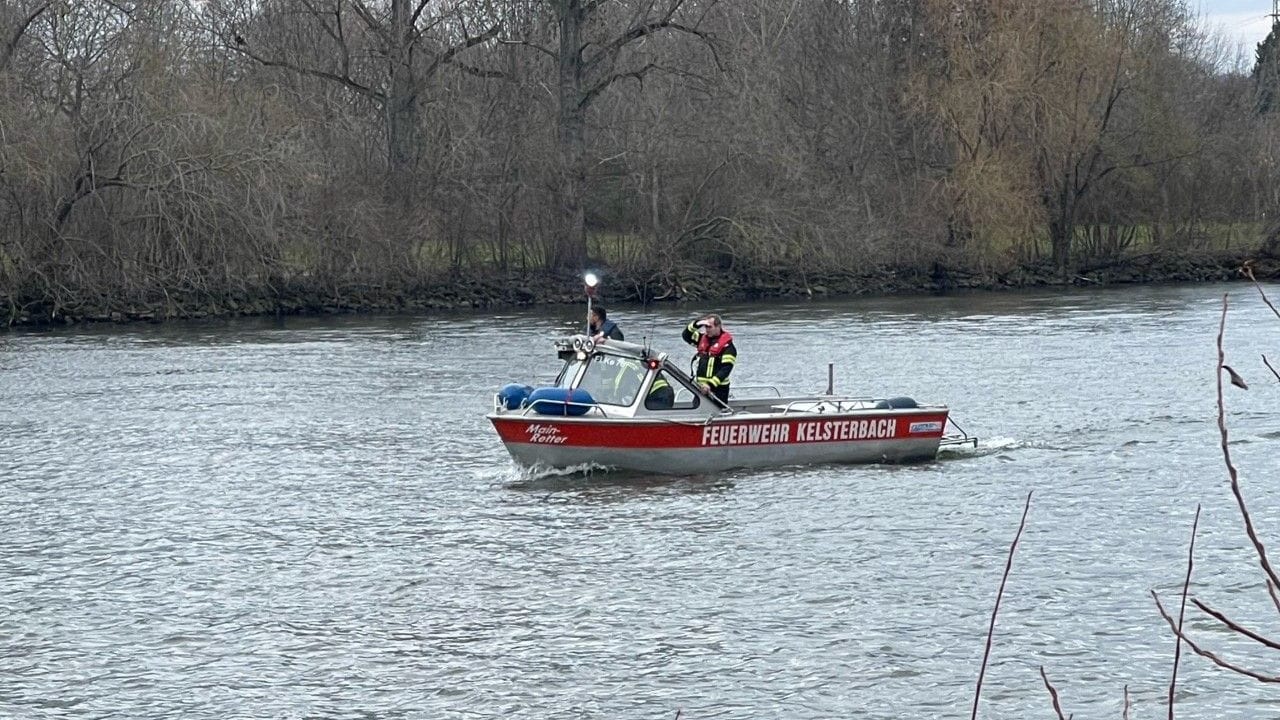 Die Feuerwehr Kelsterbach hat aus dem Main einen Leiche geborgen.