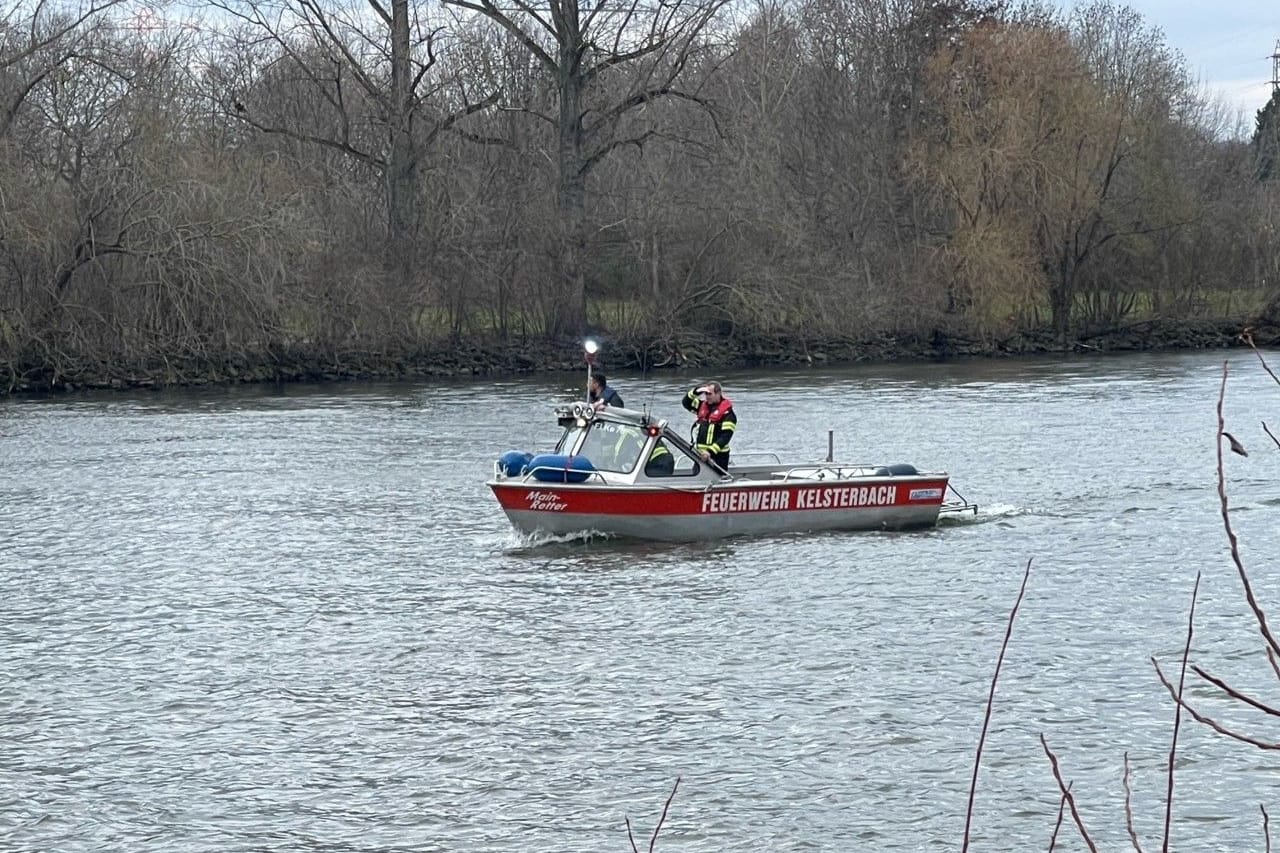 Die Feuerwehr Kelsterbach hat aus dem Main einen Leiche geborgen.