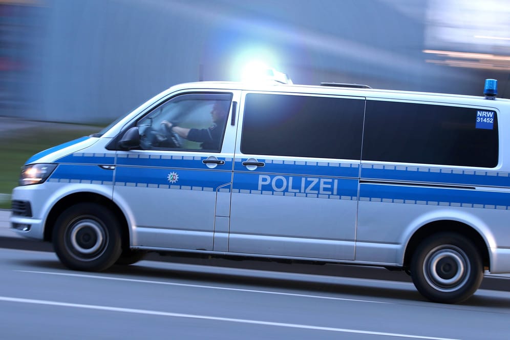 Ein Einsatzfahrzeug der Polizei fährt mit Blaulicht (Symbolfoto): Bei Bremen kam es zu einem ungewöhnlichen Unfall.