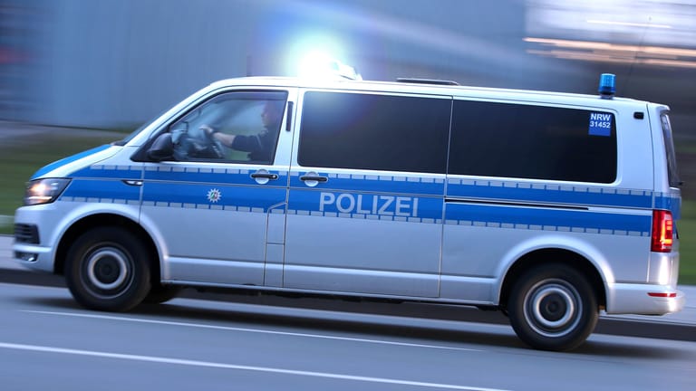 Ein Einsatzfahrzeug der Polizei fährt mit Blaulicht (Symbolfoto): Bei Bremen kam es zu einem ungewöhnlichen Unfall.