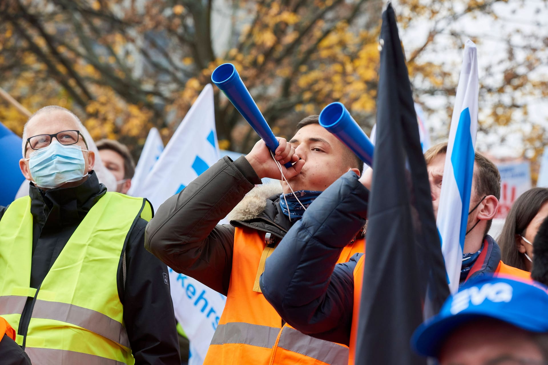 Mitglieder der Gewerkschaft EVG protestieren (Archivbild): Zwei Gewerkschaften legen den Verkehr für einen Tag still.