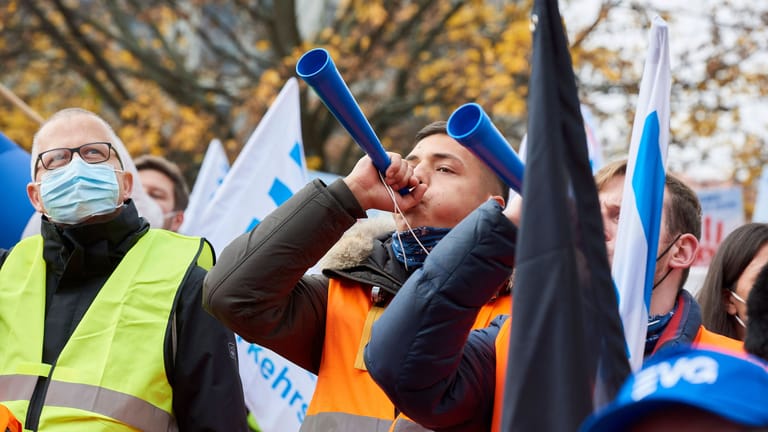 Mitglieder der Gewerkschaft EVG protestieren (Archivbild): Zwei Gewerkschaften legen den Verkehr für einen Tag still.