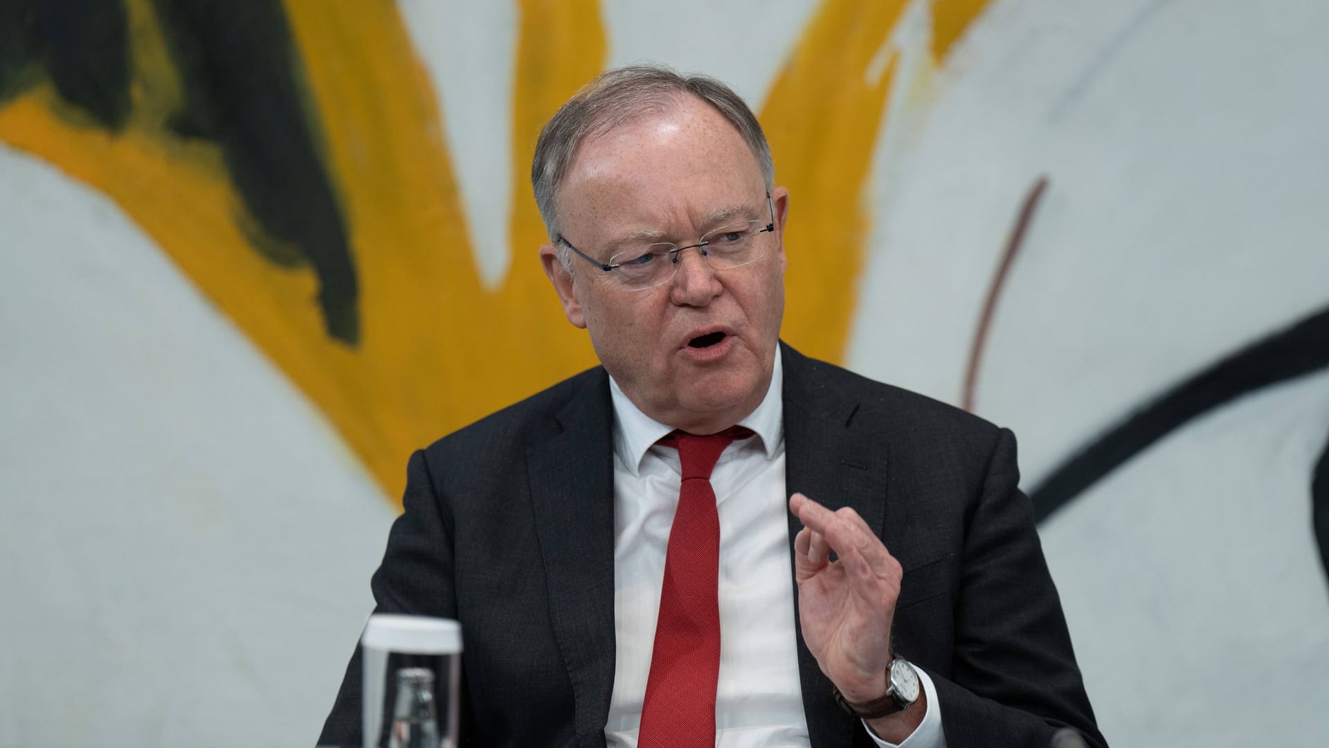 Ministerpräsident Stephan Weil bei einer Pressekonferenz (Archivbild).