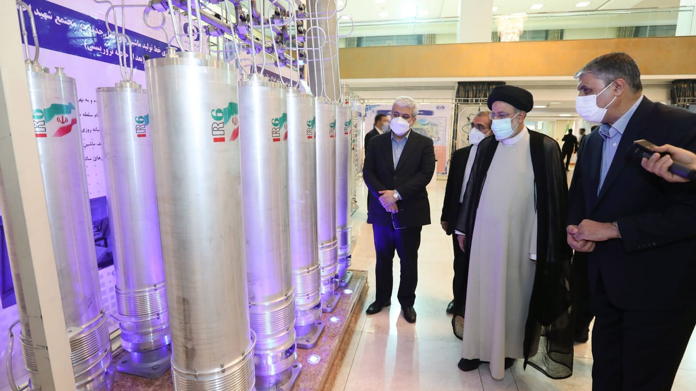 Mullahs inspizieren eine Atomanlage.
