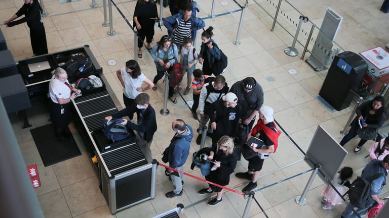 Personen an der Sicherheitskontrolle (Archivbild): Eine Mann ist am BER vom Flug ausgeschlossen worden.