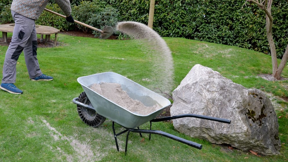 Rasen sanden Mit Quarzsand gegen Moos so geht's