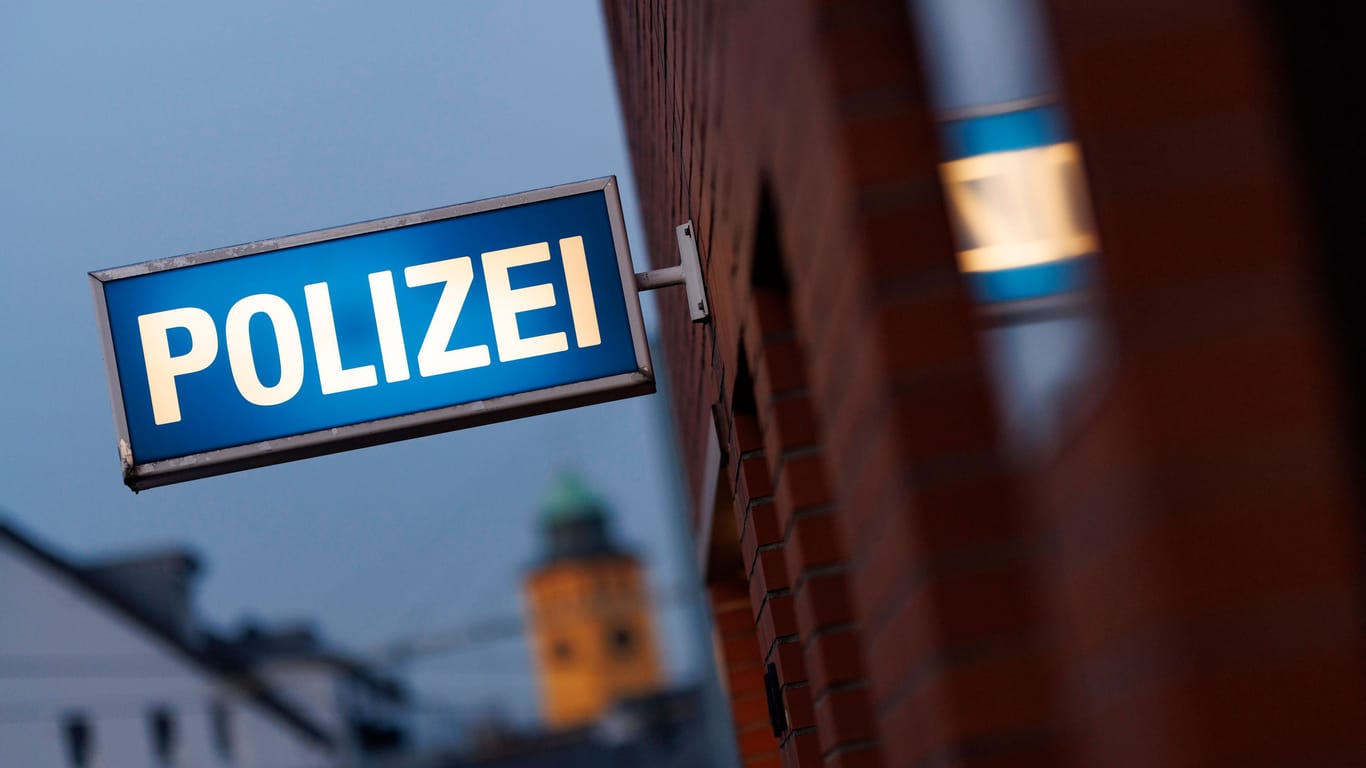 Ein Schild einer Polizeiwache (Symbolbild): Bei der Polizei Rheinisch-Bergischer Kreis hat sich der vermisste Daniel K. gemeldet.