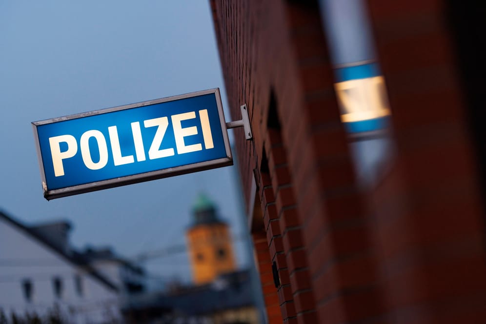 Ein Schild einer Polizeiwache (Symbolbild): Bei der Polizei Rheinisch-Bergischer Kreis hat sich der vermisste Daniel K. gemeldet.