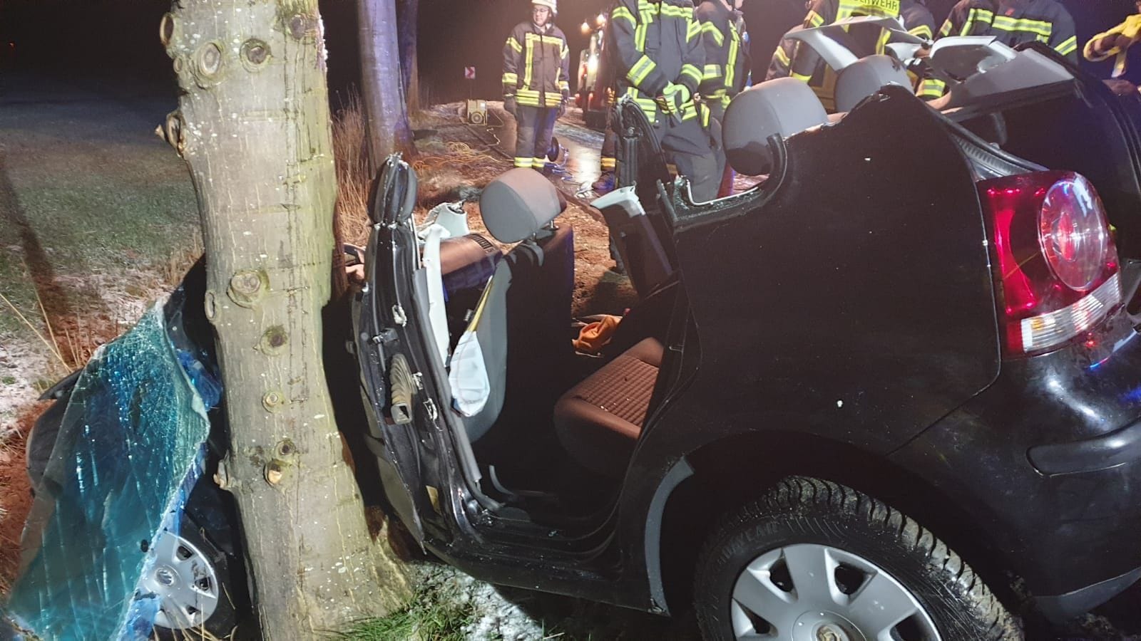 Der verunfallte VW Polo: Um die Frau aus dem Auto zu befreien, musste das Dach abgetrennt werden. Der verunfallte VW Polo: Um die Frau aus dem Auto zu befreien, musste das Dach abgetrennt werden.