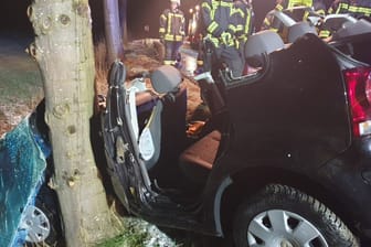 Der verunfallte VW Polo: Um die Frau aus dem Auto zu befreien, musste das Dach abgetrennt werden.