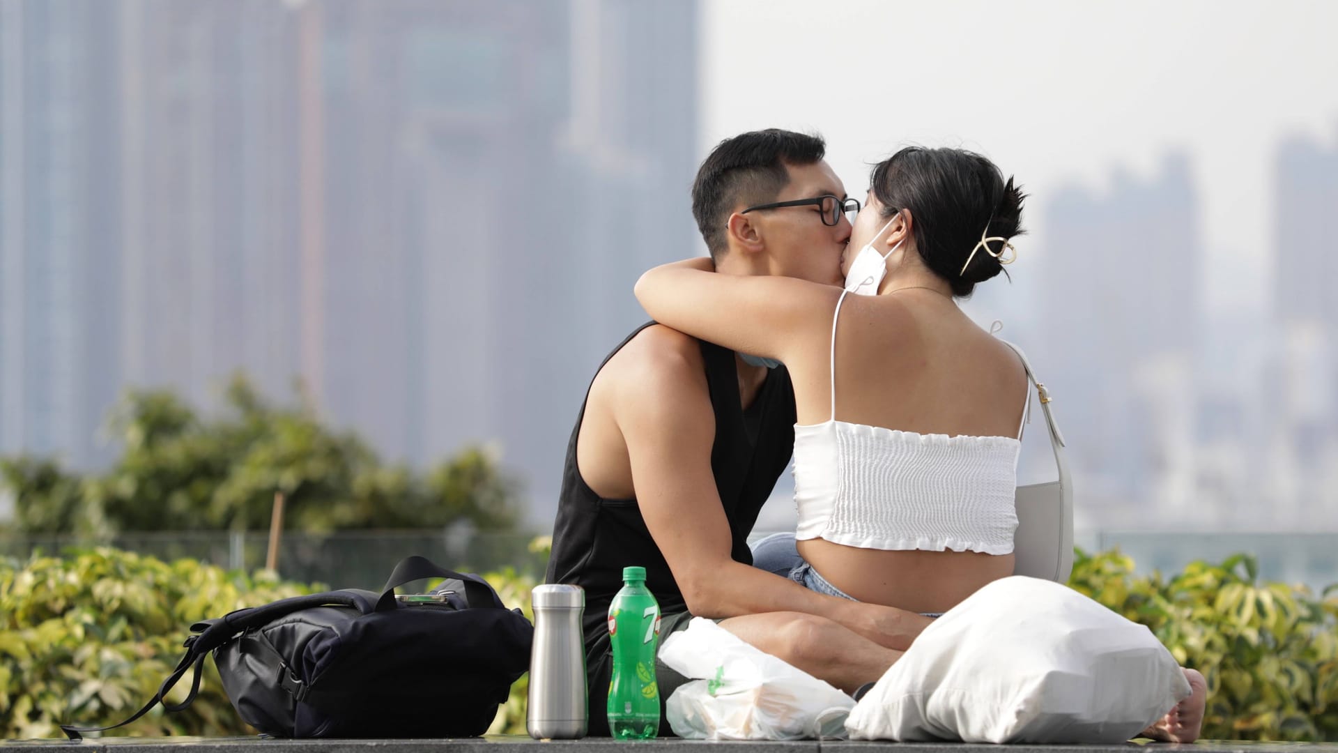 Ein Paar vor der Skyline Hongkongs: China hat mit stark sinkenden Geburten- und Heiratsraten zu kämpfen.