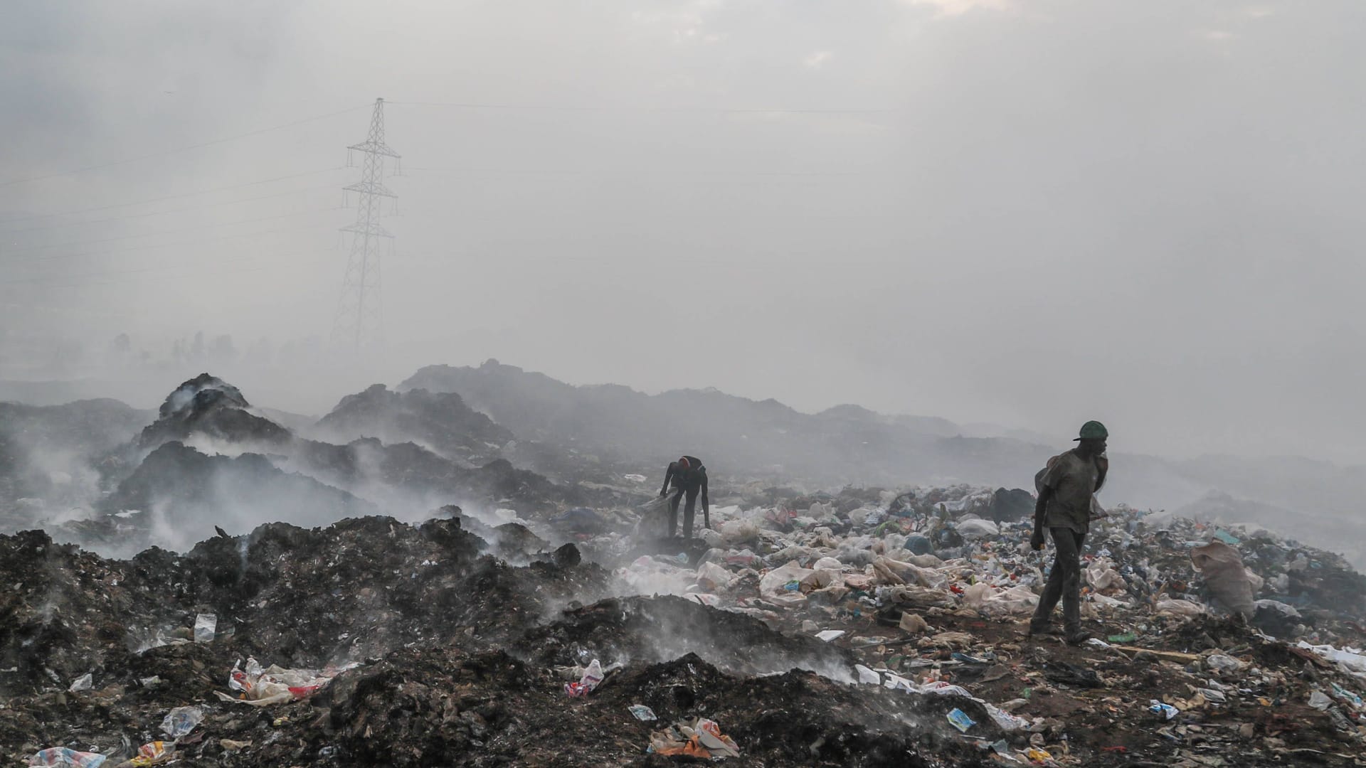 Müllsammler in Kenia sammeln Plastik, Textilien und andere Abfälle auf einer Mülldeponie: Europäische Länder laden jedes Jahr 37 Millionen unbrauchbare Kleidungsstücke aus Plastik in Kenia ab.