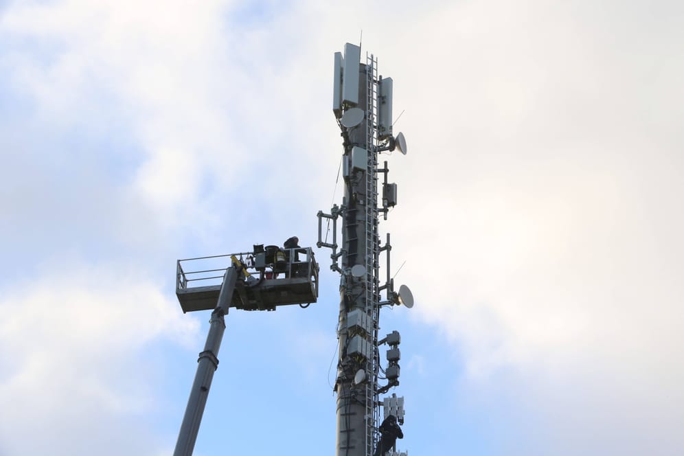 Umbauarbeiten an einem Mobilfunkmast: Die Bundesregierung befürchtet Sicherheitslücken.