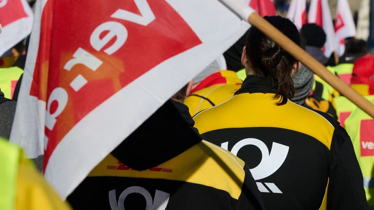 Kundgebung von Postmitarbeitern in Nordrhein-Westfalen: Die Gewerkschaft Verdi fordert 15 Prozent mehr Geld.