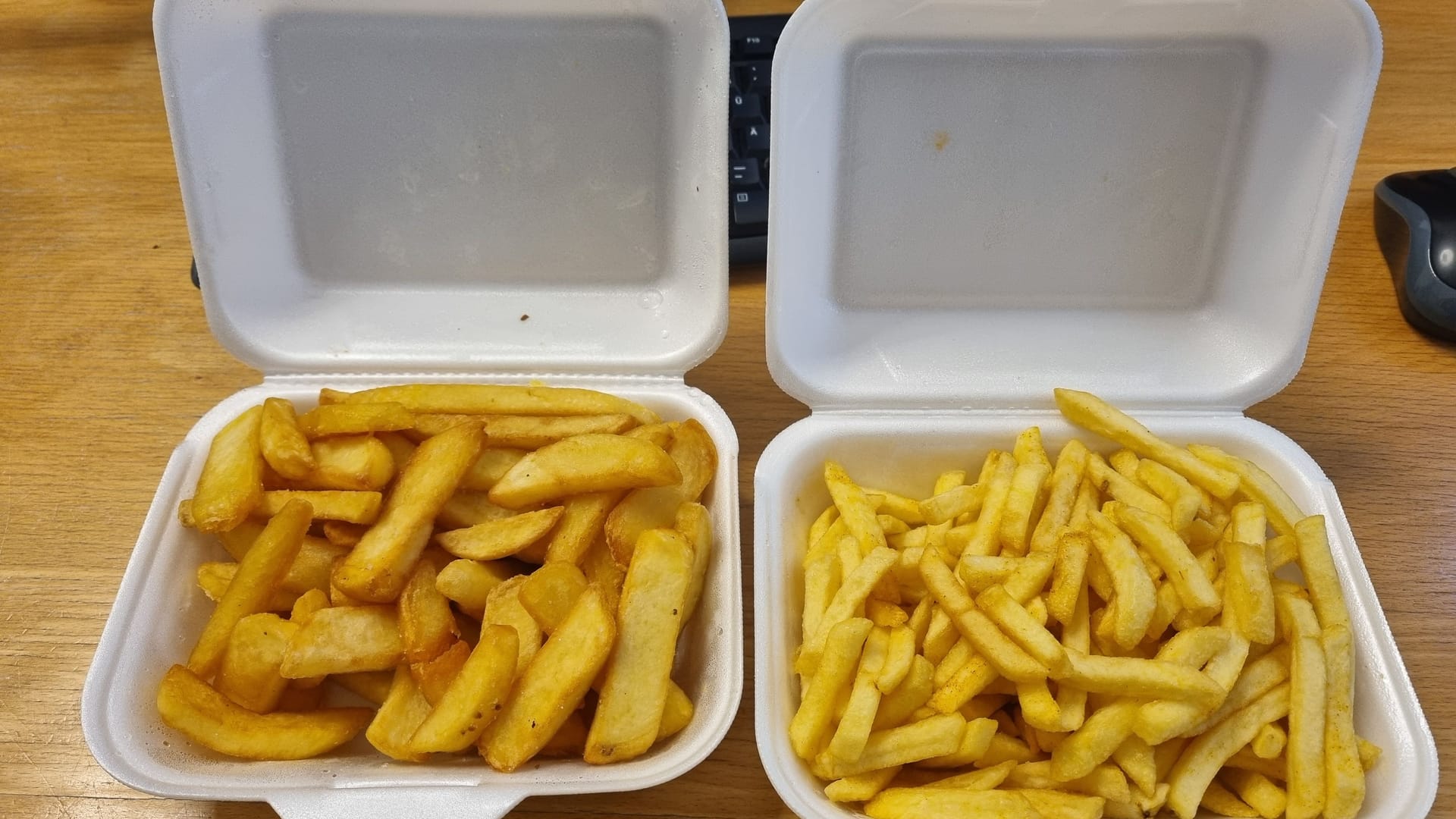 Im Vergleich: Links die "Mangal"-Pommes, rechts Pommes aus einem anderen Imbiss.