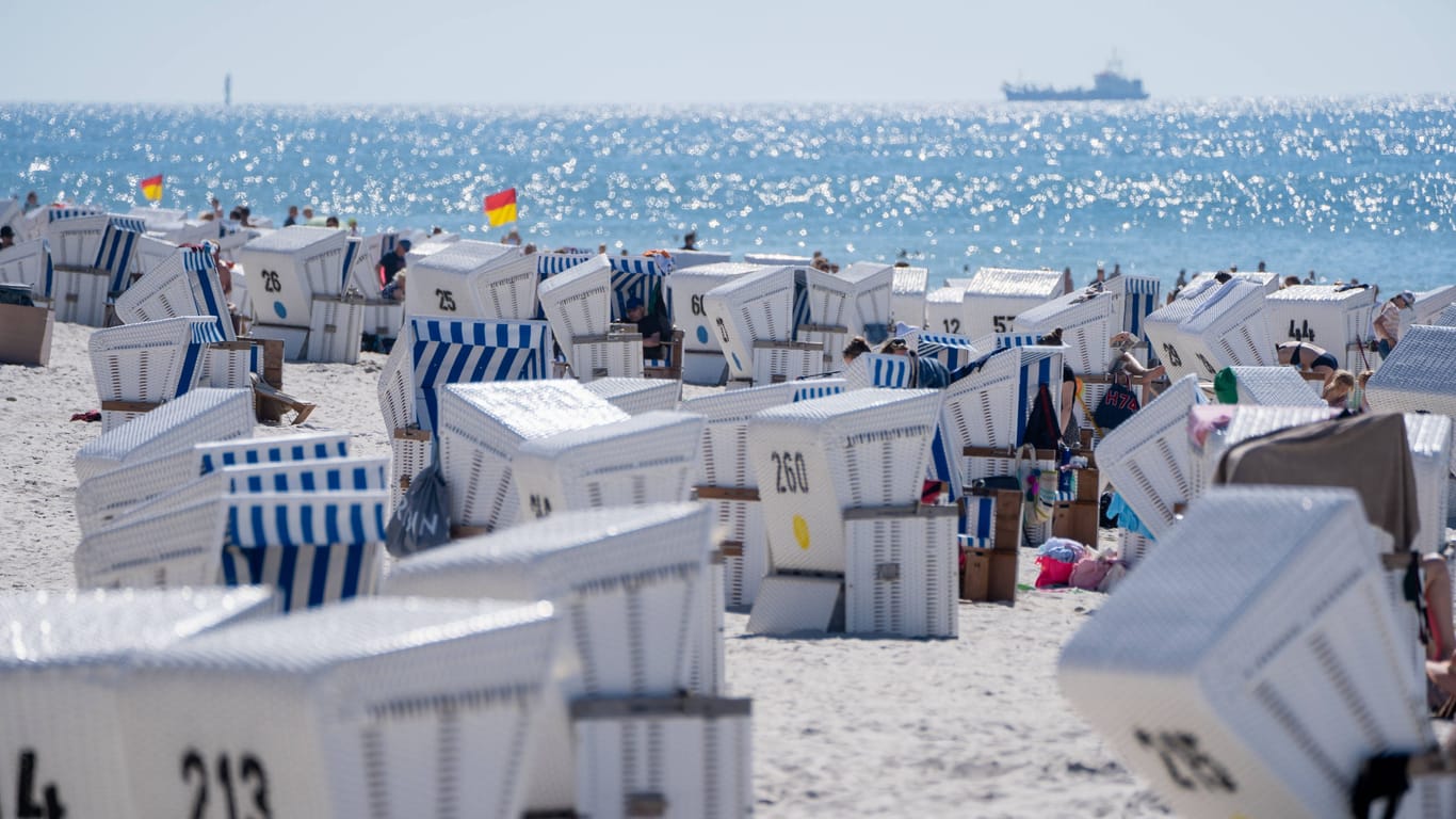 Urlauber am Strand von Kampen: Das "Time Magazine" findet die Nordseeinsel Sylt "malerisch".