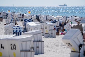 Urlauber am Strand von Kampen: Das "Time Magazine" findet die Nordseeinsel Sylt "malerisch".