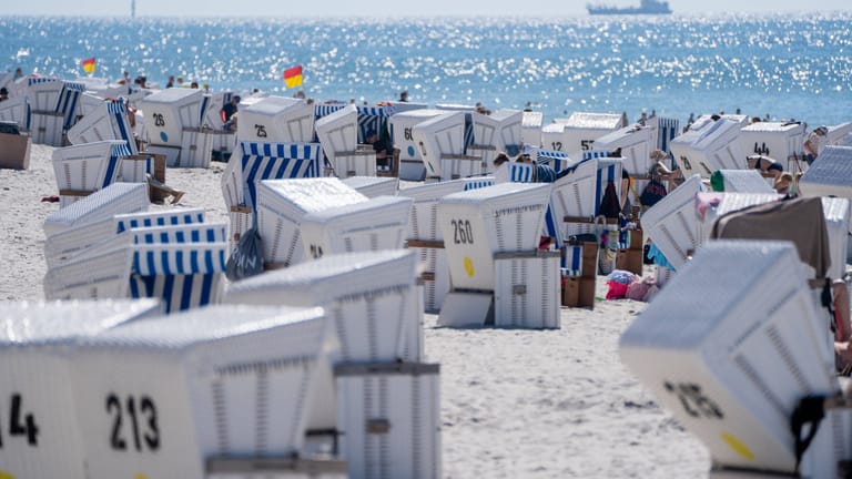 Urlauber am Strand von Kampen: Das "Time Magazine" findet die Nordseeinsel Sylt "malerisch".