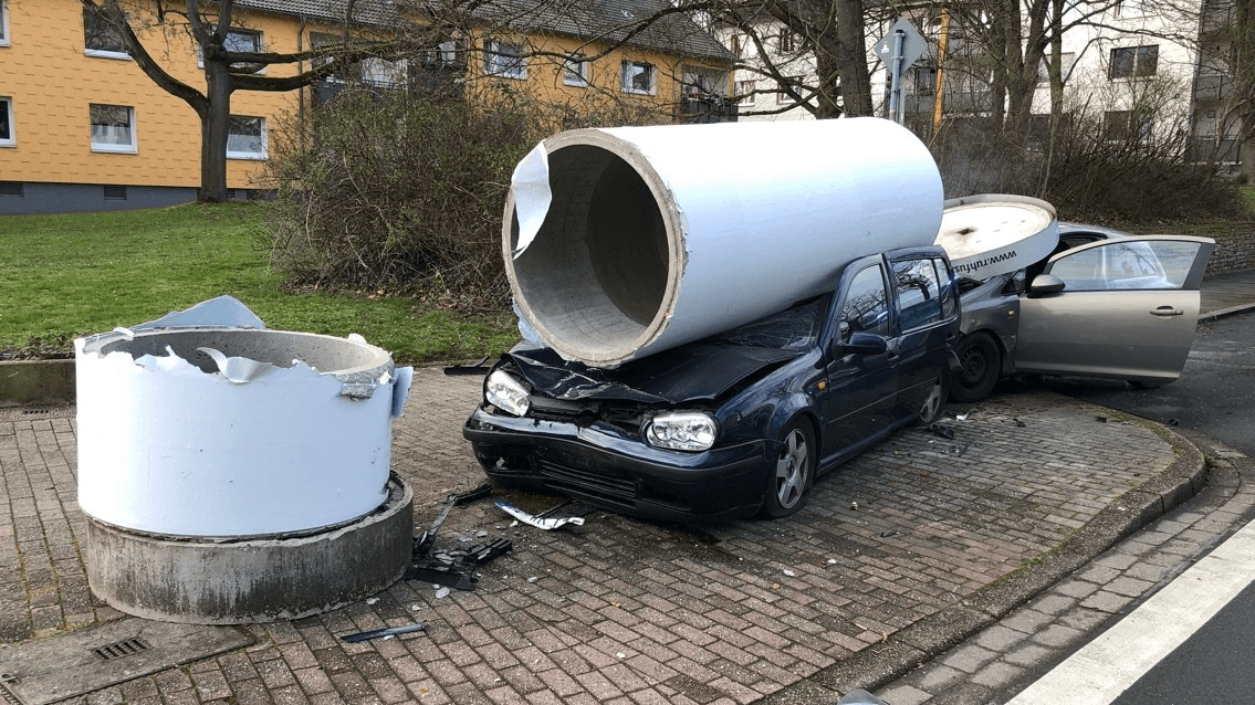 Unfall in Dortmund: Eine Autofahrerin brachte eine Litfaßsäule zum Einstürzen. Unfall in Dortmund: Eine Autofahrerin brachte eine Litfaßsäule zum Einstürzen.