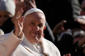 Papst Franziskus (Archivbild): Am Mittwochmorgen hatte er noch zur Generalaudienz empfangen, am Abend war er dann in ein Krankenhaus gekommen.