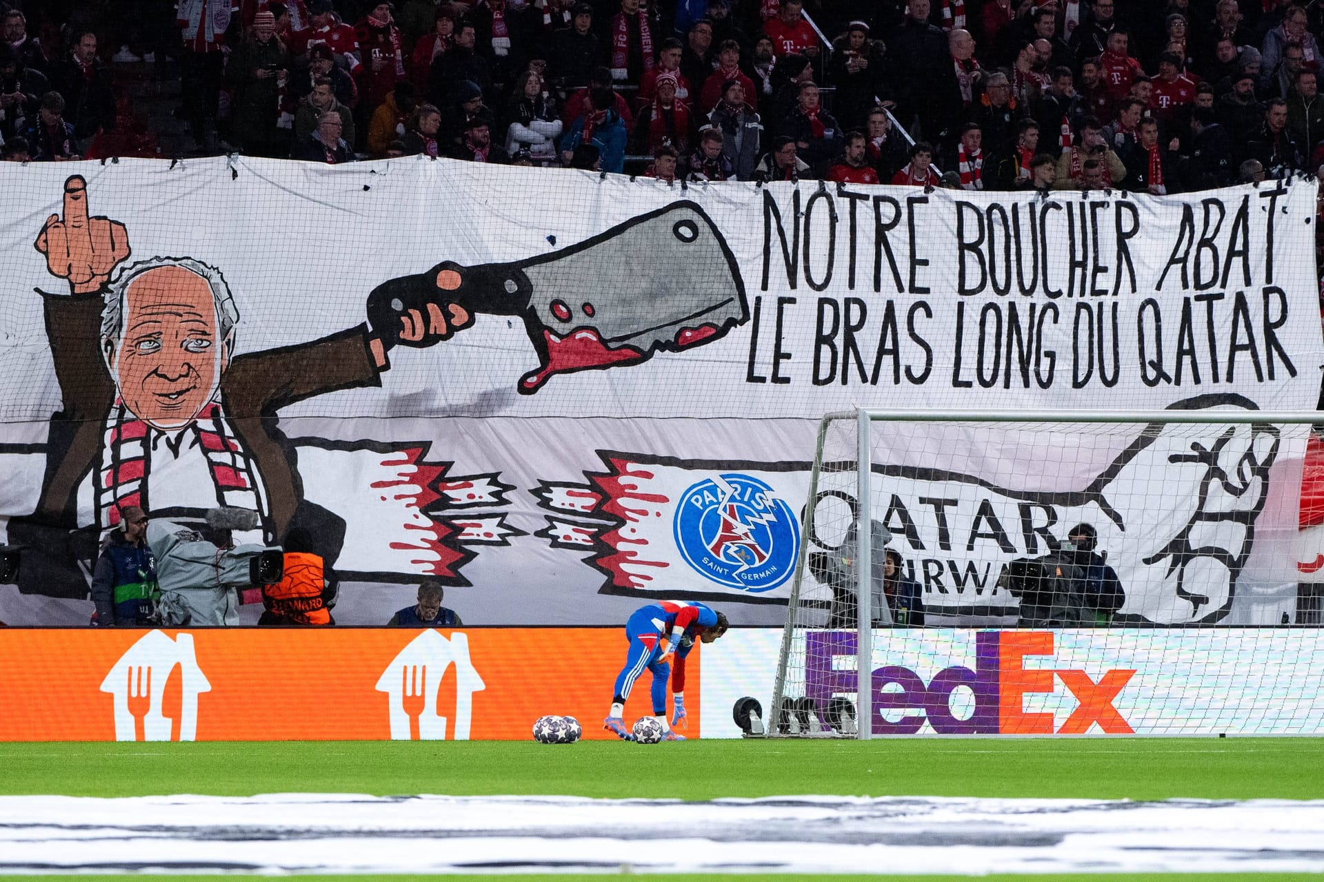 Fans und Ultras der Südkurve protestieren mit einem Banner, das Uli Hoeneß zeigt: Dieser hat sich nun dazu geäußert.