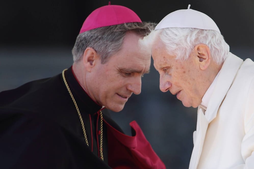 Georg Gänswein mit Benedikt XVI. (Archivbild): Der Vertraute des Papstes bringt nun sein Buch in Deutschland heraus.