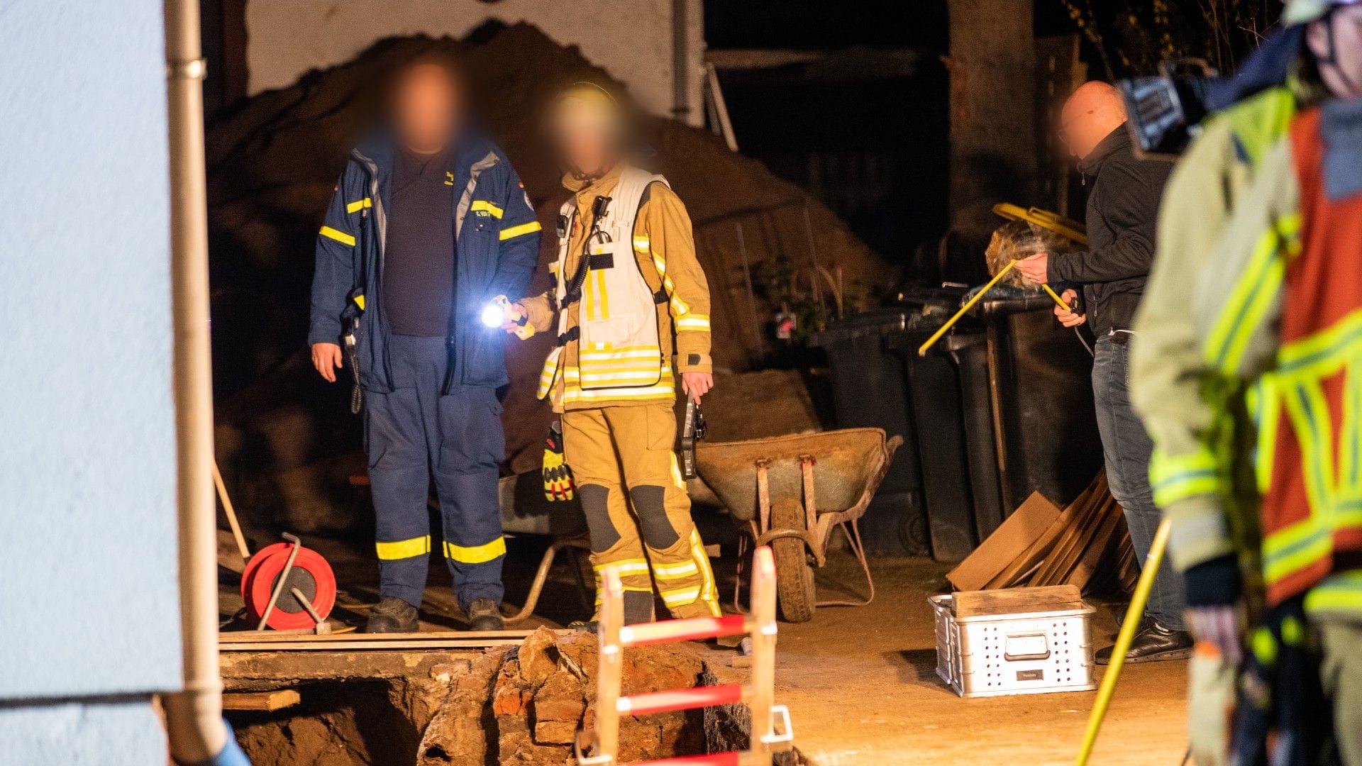 Einsatzkräfte an der Baugrube in Duisburg: Ein 51-Jähriger verstarb bei Bauarbeiten. Einsatzkräfte an der Baugrube in Duisburg: Ein 51-Jähriger verstarb bei Bauarbeiten.
