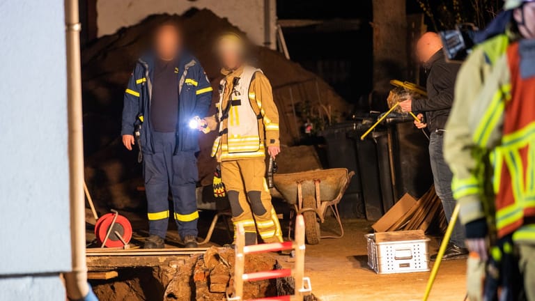 Einsatzkräfte an der Baugrube in Duisburg: Ein 51-Jähriger verstarb bei Bauarbeiten.