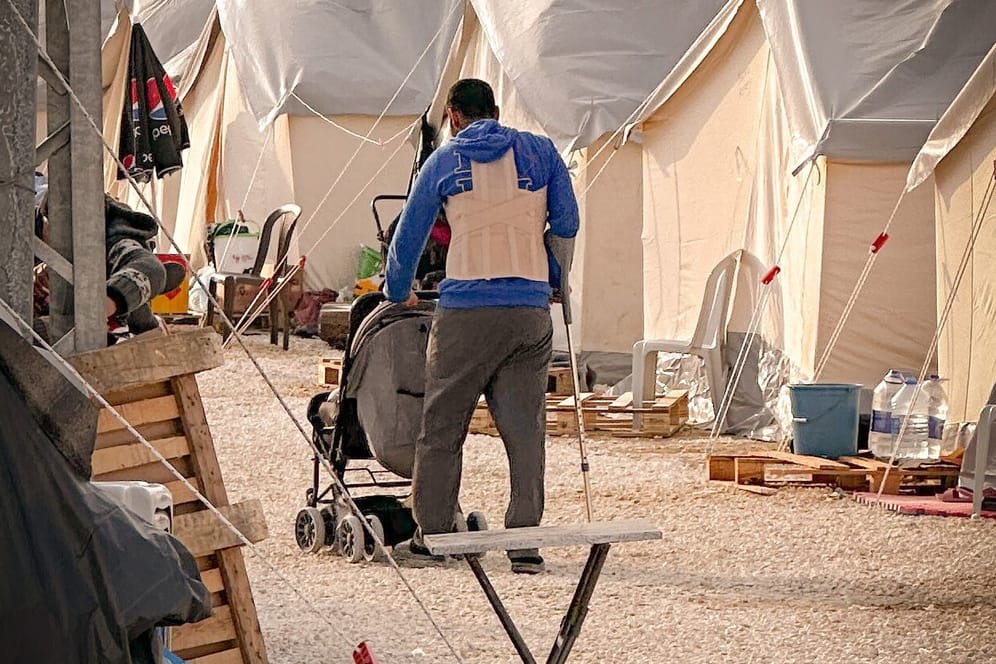 Überlebender in Zeltlager: 2.500 Menschen werden hier medizinisch versorgt.