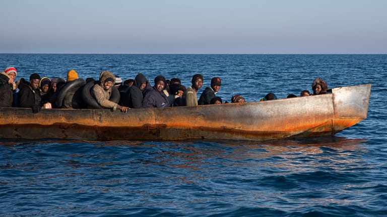 Boot mit Flüchtenden vor Lampedusa: Seit Januar sind bereits 21.000 Flüchtende auf der Mittelmeerinsel angekommen.