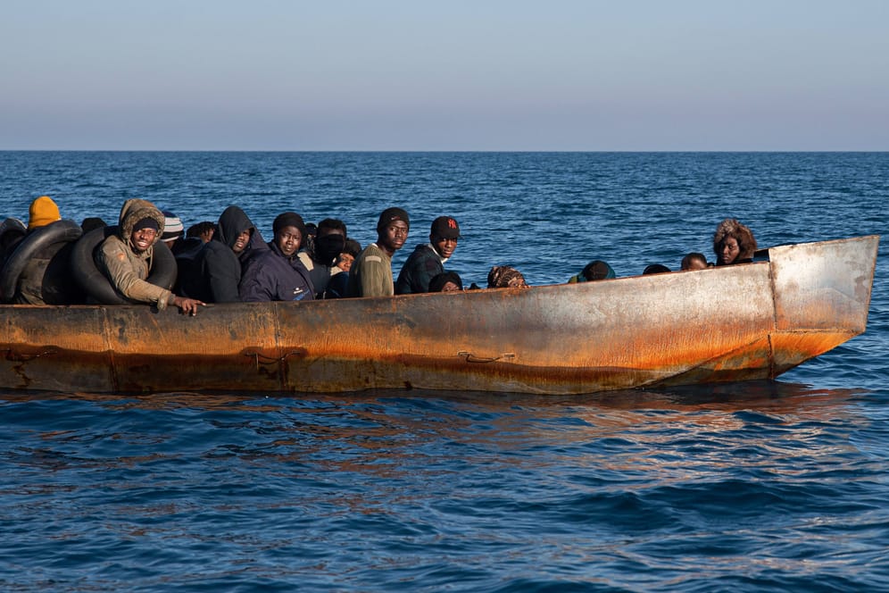 Boot mit Flüchtenden vor Lampedusa: Seit Januar sind bereits 21.000 Flüchtende auf der Mittelmeerinsel angekommen.