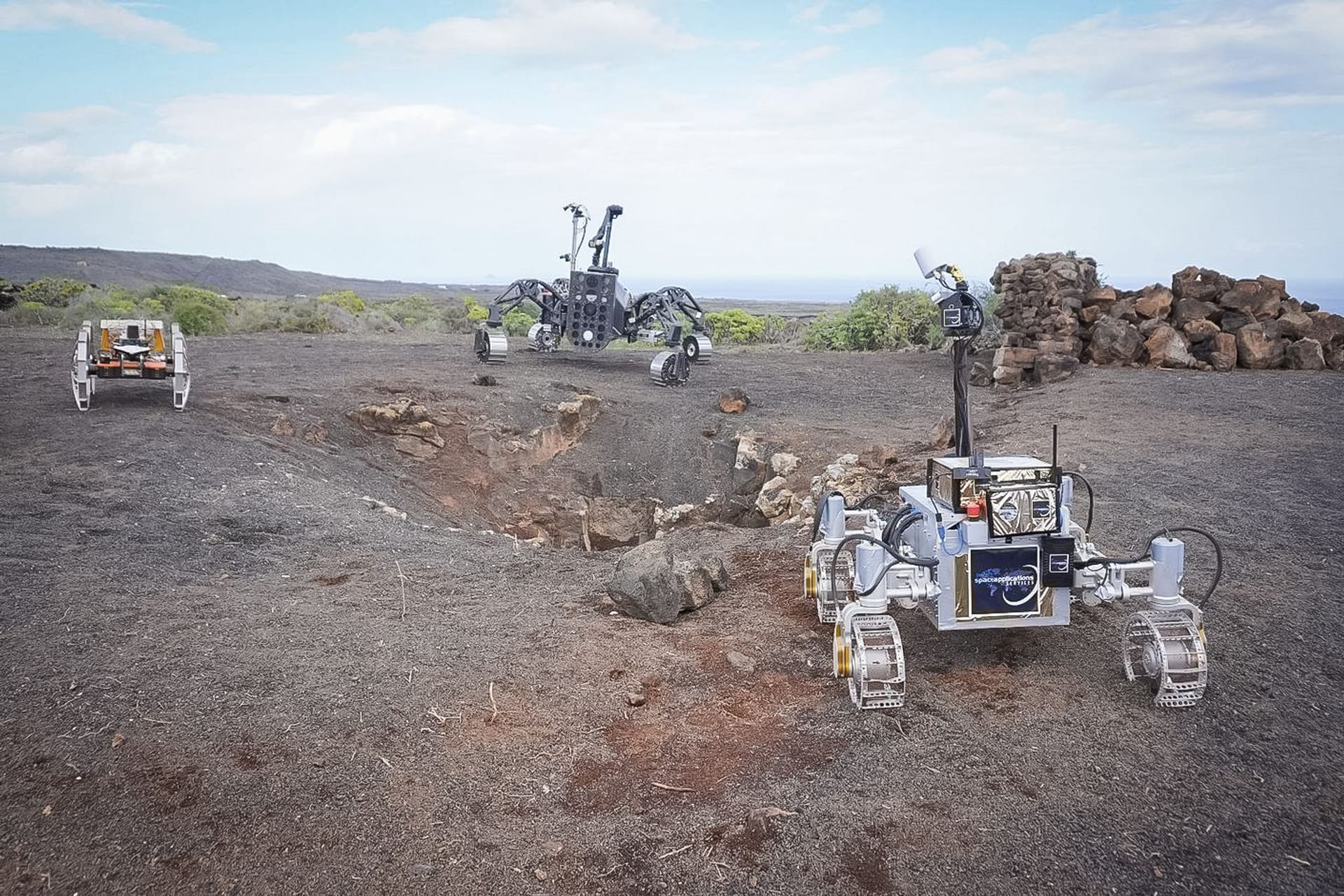 Die drei autonomen Rover Coyote III (l-r), SherpaTT und LUVMI-X erkunden den Eingang zu einer Lavahöhle (Archivfoto): In Zukunft sollen Menschen auf einer Mond-Station leben.