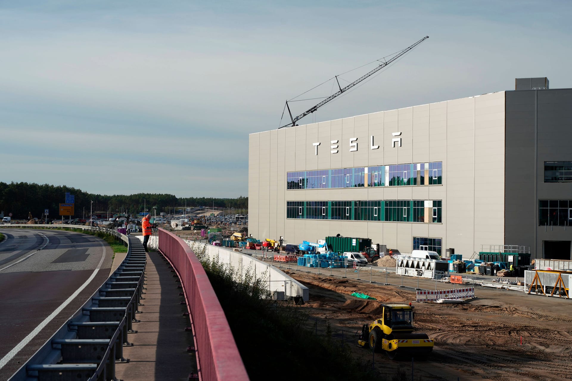 Das Tesla-Werk in Grünheide: Verbände üben Kritik an der Landesregierung von Brandenburg.