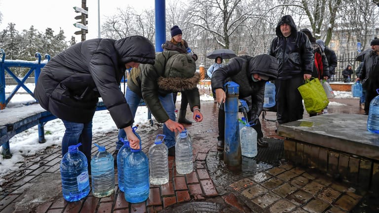 In Kiew kümmern sich Bewohnerinnen und Bewohner um ihre Wasserversorgung. (Archivbild)