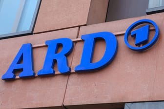 ARD-Logo am Hauptstadtstudio: Die Öffentlich-rechtlichen Sender wollen den Rundfunkbeitrag deutlich erhöhen.
