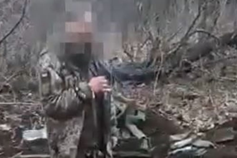 Das Standbild zeigt den letzten Moment im Leben des ukrainischen Soldaten: Vor seinem Tod rief er "Ruhm der Ukraine".