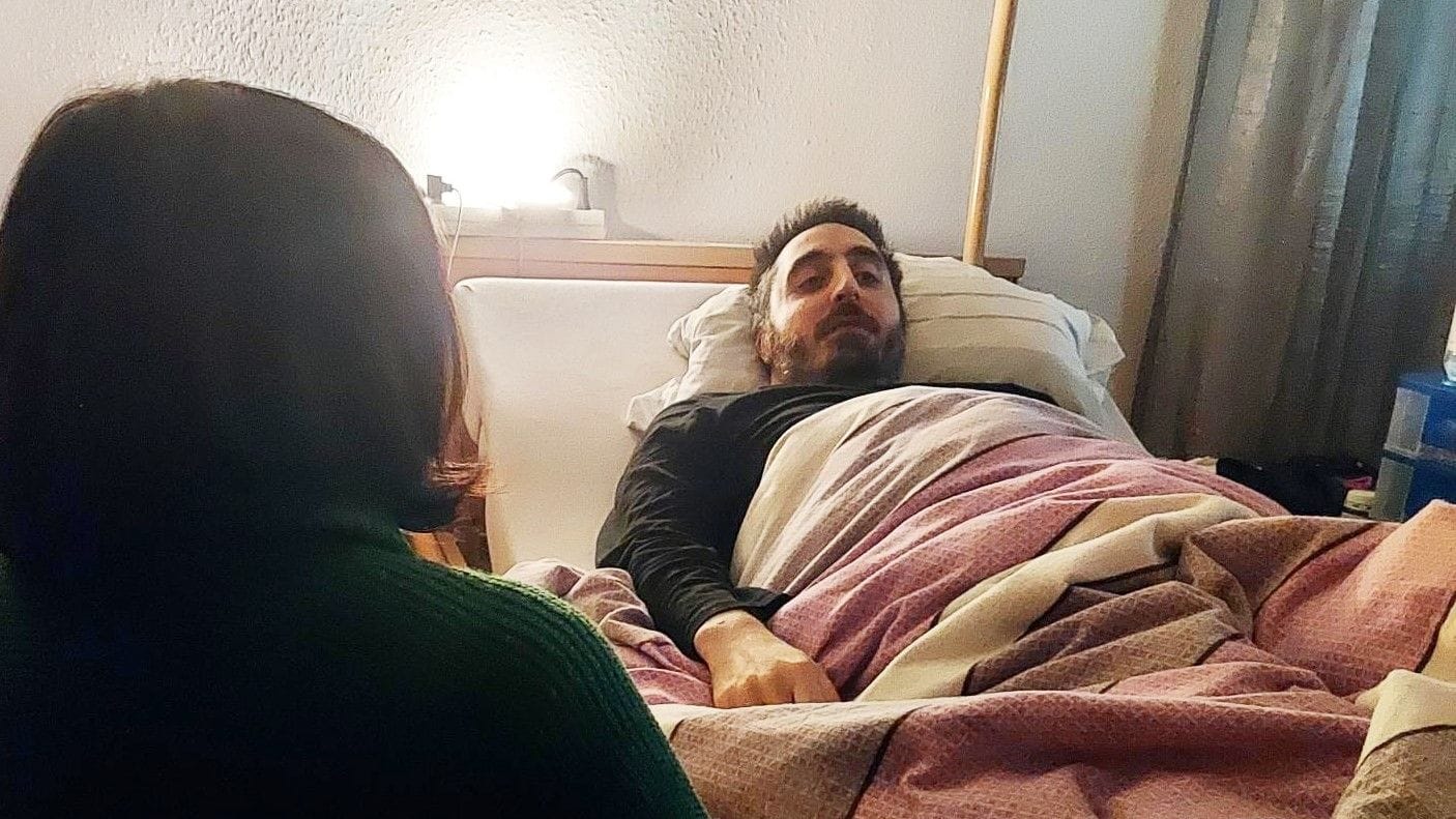 Einer der Betroffenen, den Katrin Göring-Eckardt (li.) besuchte, war Faraz Fallahi. Er leidet unter ME/CFS, einer schweren immunologischen Erkrankung, die häufig auch Long-Covid-Betroffene trifft. (Foto: Thorsten Maruschke)