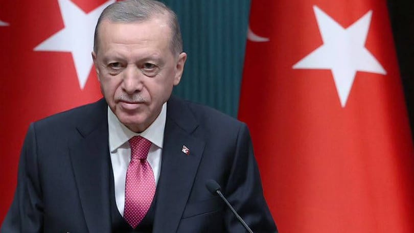 Recep Tayyip Erdoğan bei der Dekrets-Unterzeichnung für die Wahlen am 14. Mai: Kurz nach der Terminbekanntgabe für die Wahl stürzte die Partei des türkischen Präsidenten in Umfragen ab.