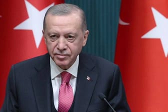 Recep Tayyip Erdoğan bei der Dekrets-Unterzeichnung für die Wahlen am 14. Mai: Kurz nach der Terminbekanntgabe für die Wahl stürzte die Partei des türkischen Präsidenten in Umfragen ab.