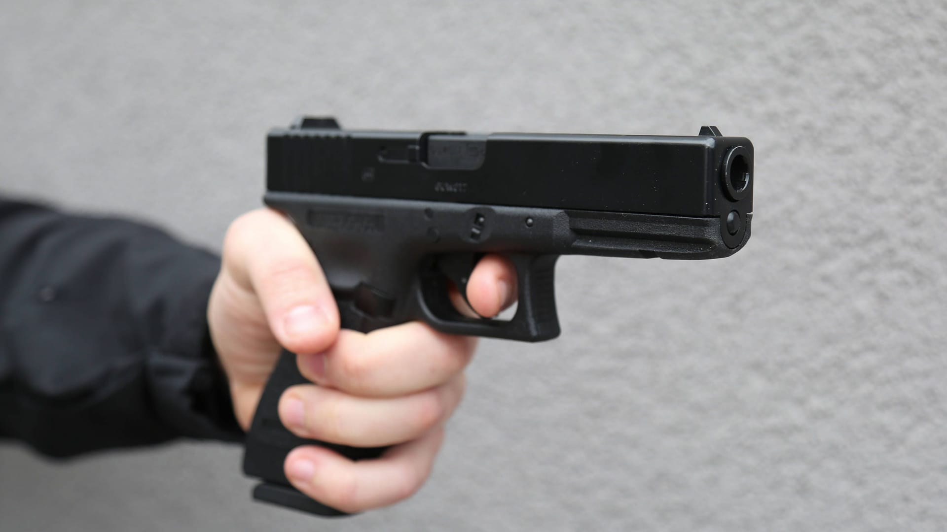 Ein Mann hält eine Schusswaffe (Symbolfoto): Die Räuber wurden von den Zeugen auf etwa 18 Jahre geschätzt. Ein Mann hält eine Schusswaffe (Symbolfoto): Die Räuber wurden von den Zeugen auf etwa 18 Jahre geschätzt.